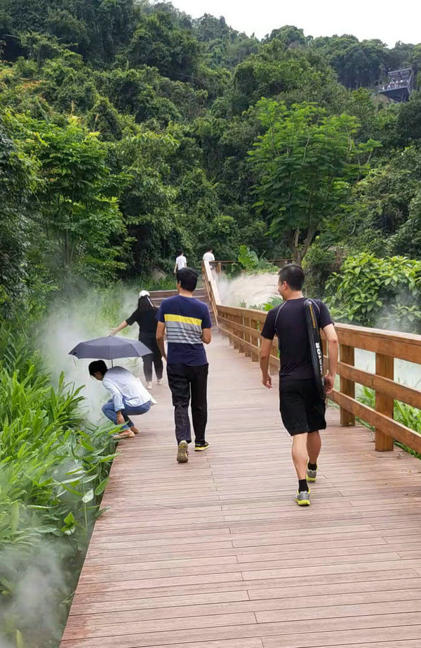 路途中,時而沾花惹草,時而風(fēng)度翩翩